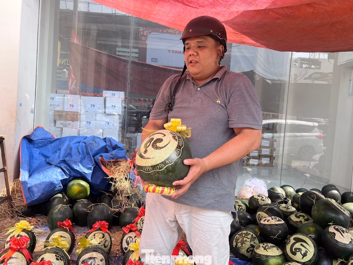 "Tuy mệt nhưng rất vui, khi thấy khách thích và chọn được quả dưa vừa ý, mình cũng phấn khởi. Anh em bảo nhau cố gắng tạo thêm những hình ảnh đẹp, câu chúc ý nghĩa trên quả dưa để cầu mong gia chủ may mắn, tài lộc suốt năm" ,một chủ hàng dưa cho biết.