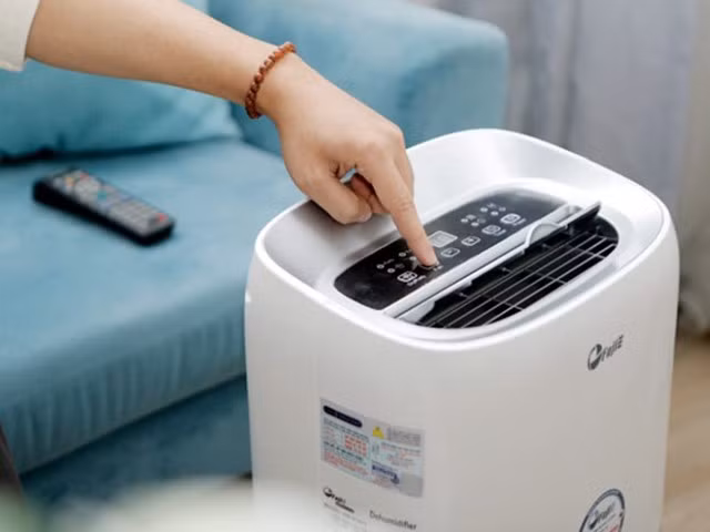 Mùa nồm ẩm khiến nhiều gia đình phải dùng máy hút ẩm liên tục.