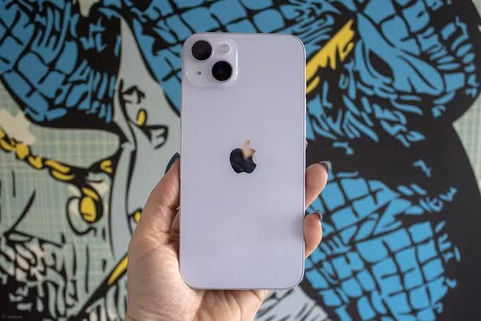 4. iPhone 14 tiêu chuẩn hạ giá xuống 8,9 đến 9,9 triệu đồng, thiết kế nhỏ gọn, camera kép ổn định và cảm giác cầm nắm thoải mái.