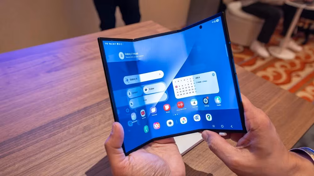 Nổi bật nhất là Samsung Galaxy Z TriFold, smartphone gập ba với màn hình gần 10 inch, hướng tới trải nghiệm làm việc và giải trí hợp nhất.