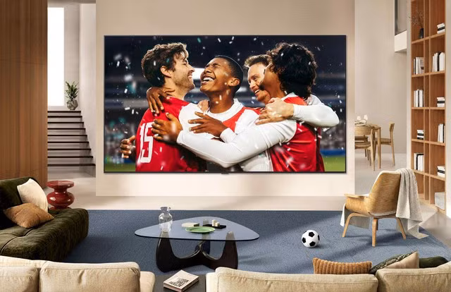 Đặc biệt, màn hình 115 inch còn phù hợp với thói quen xem thể thao cùng gia đình và bạn bè, khi nhiều người có thể theo dõi trận đấu từ các vị trí khác nhau trong phòng mà vẫn đảm bảo khả năng quan sát rõ nét, góp phần tạo nên bầu không khí sôi động không khác gì tại sân vận động thực tế.