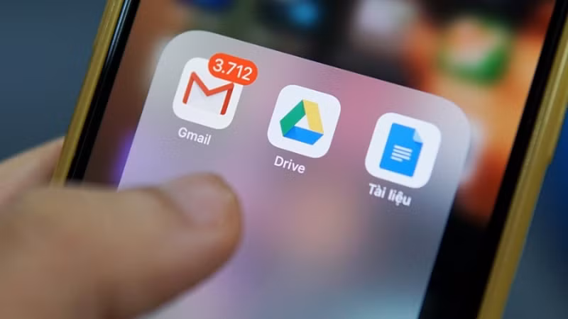 Để quản lý thông tin hiệu quả hơn, người dùng nên tách riêng email công việc với email cá nhân hoặc email đăng ký dịch vụ trực tuyến, bởi cách làm này không chỉ giúp hộp thư gọn gàng mà còn tạo hình ảnh chuyên nghiệp hơn trong quá trình giao tiếp với khách hàng và đối tác.
