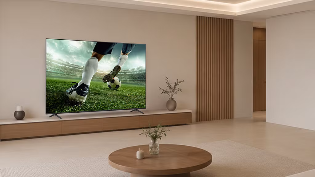 Bên cạnh kích thước ấn tượng, TV LG QNED evo AI 2026 còn được trang bị công nghệ MiniLED kết hợp Precision Dimming Ultra giúp kiểm soát ánh sáng theo từng vùng, nâng cao độ tương phản và chiều sâu hình ảnh, từ đó tái hiện chân thực hơn các trận đấu với nhiều lớp hình ảnh phức tạp như mặt sân, khán đài, ánh đèn và chuyển động liên tục của cầu thủ.