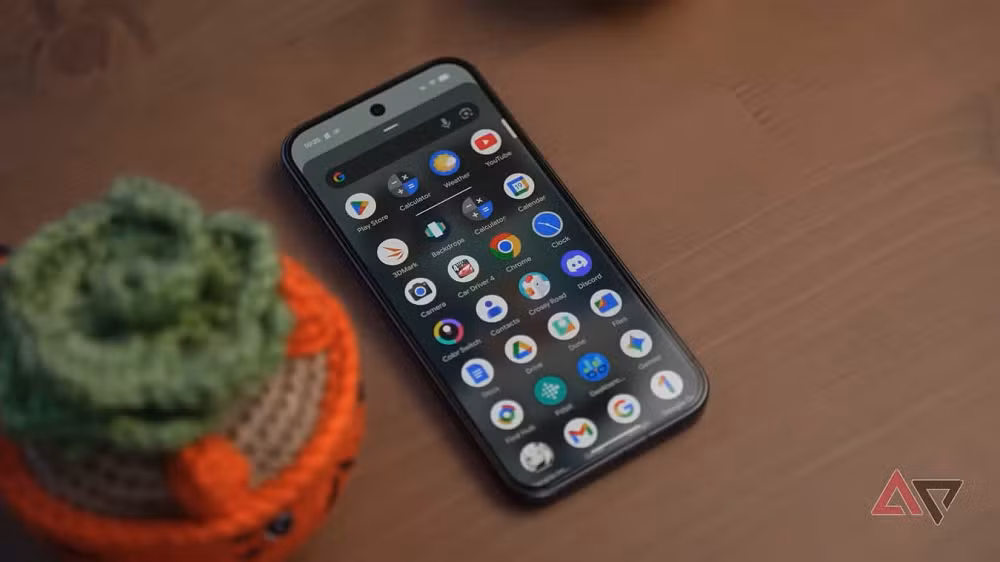 Điện thoại Android mới thường đi kèm hàng loạt ứng dụng cài sẵn gây phiền toái. (Ảnh: Android Police)