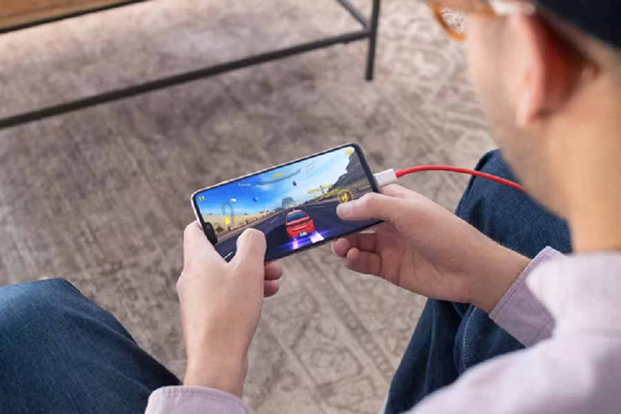 Đừng vừa sạc vừa chơi game hay xem video vì điều này khiến điện thoại sinh nhiệt cao, sạc lâu và hại pin.