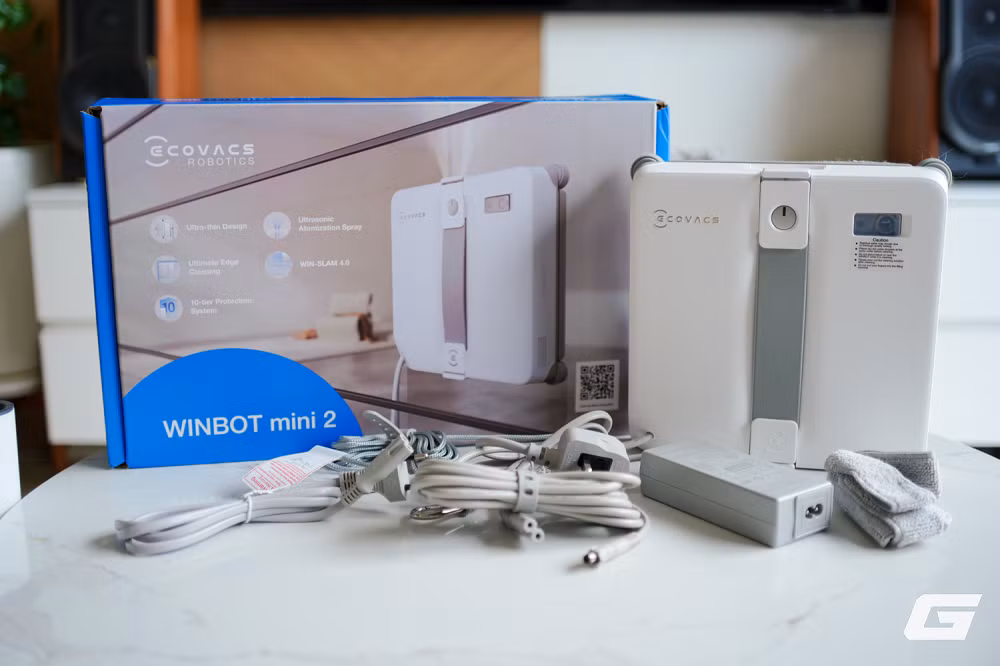 Ecovacs Winbot Mini 2 đang trở thành cái tên được nhiều người dùng căn hộ chung cư quan tâm khi mang đến thiết kế robot lau kính siêu nhỏ gọn, dễ thao tác và có thể xử lý tốt nhiều khu vực mà các robot lau kính cỡ lớn trước đây thường “bó tay”, đặc biệt là những ô kính nhỏ, mép cửa hẹp hay khu vực sát tay nắm. (Ảnh: Genk)