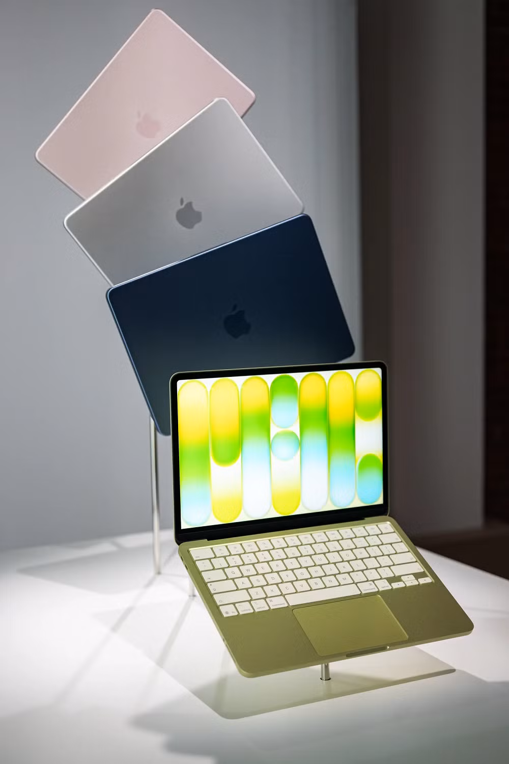 Thiết kế của MacBook Neo cũng là yếu tố “ghi điểm” mạnh với người dùng Gen Z khi sở hữu trọng lượng chỉ 1,23 kg, độ mỏng 1,27 cm cùng 4 phiên bản màu sắc trẻ trung như Blush, Citrus, Indigo và Silver, biến laptop thành một phụ kiện thời trang đúng nghĩa.
