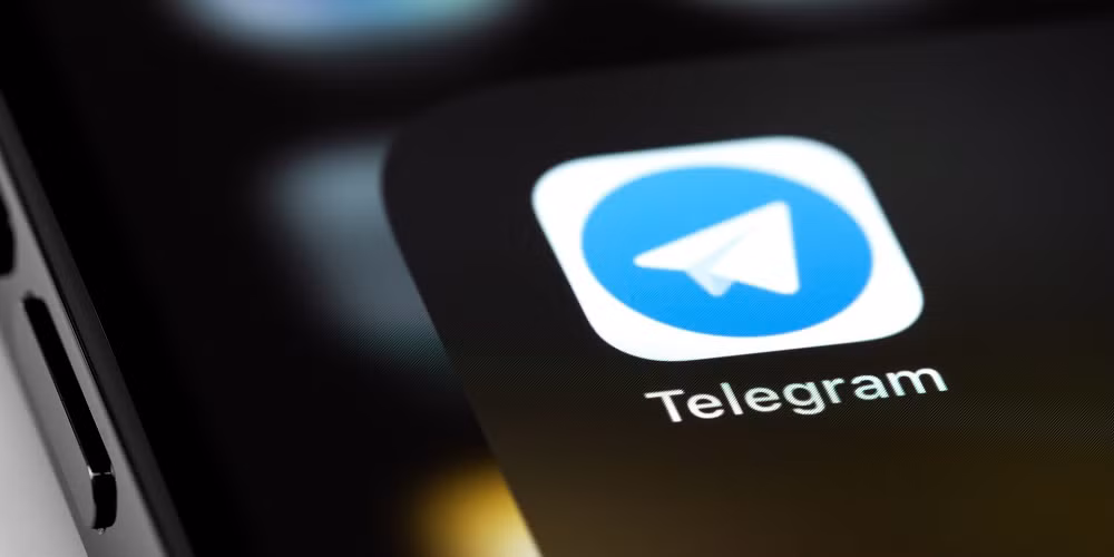 Không chỉ các công cụ AI, những nền tảng quen thuộc như Telegram, WhatsApp và Zoom cũng tiếp tục bị lợi dụng làm kênh phát tán mã độc. Trong cùng giai đoạn, Kaspersky cho biết đã ngăn chặn gần 415.000 cuộc tấn công thông qua các ứng dụng nhắn tin và hội nghị trực tuyến, cho thấy tội phạm mạng đang kết hợp nhiều phương thức khác nhau để mở rộng phạm vi lây nhiễm.