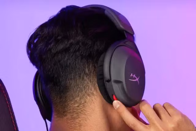 Một số kỹ sư tại các startup lớn còn đầu tư micro chuyên dụng trị giá hàng chục USD, tai nghe gaming chống ồn và cả bàn đạp chân lập trình được chỉ để kích hoạt trợ lý AI nhanh hơn, biến việc đọc chính tả thành “thú chơi công nghệ” mới trong giới đam mê trí tuệ nhân tạo.