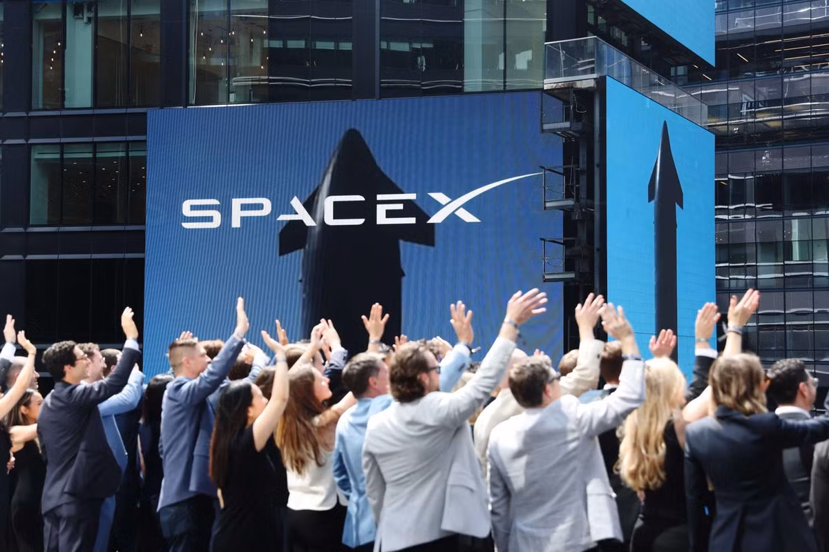 Câu chuyện của SpaceX cũng mang đến bài học quản trị sâu sắc cho các doanh nghiệp, bởi trong khi nhiều nhà lãnh đạo chỉ tập trung bán các chỉ tiêu tăng trưởng ngắn hạn thì những tổ chức xuất sắc lại xây dựng được một câu chuyện đủ lớn để nhân viên, khách hàng và nhà đầu tư sẵn sàng đồng hành trong nhiều năm.