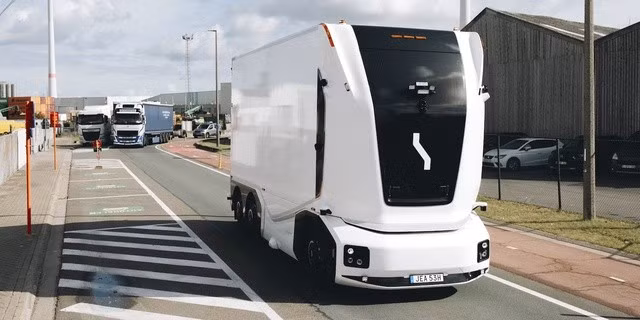 Einride đã cho vận hành xe tải hạng nặng tự động đầu tiên tại cảng Antwerp-Bruges, Bỉ.