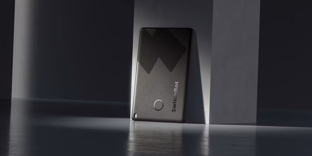 Khác với AirTag hình viên sỏi truyền thống, SwitchBot Wallet Finder có thể nằm gọn trong ngăn chứa thẻ của ví mà gần như không làm thay đổi độ dày hay trọng lượng, đồng thời còn được tích hợp lỗ nhỏ để móc chìa khóa hoặc gắn dây đeo tiện lợi.