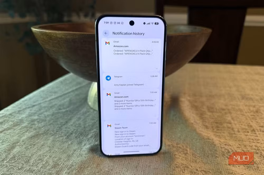 Trong khi đó, tính năng Notification History lại đóng vai trò như một “hộp đen” của Android khi lưu lại toàn bộ thông báo đã nhận trong vòng 24 giờ, kể cả những thông báo người dùng đã lỡ tay vuốt mất trước đó. (Ảnh: MUO)
