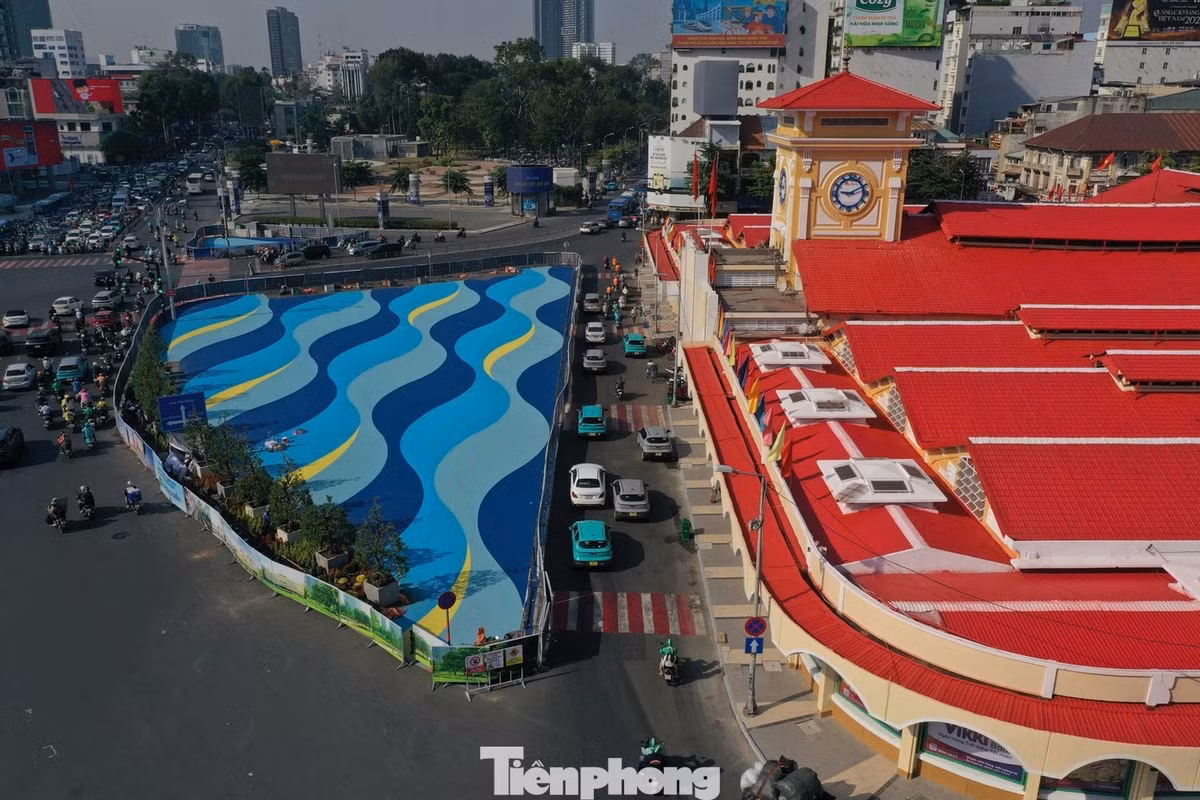 TPHCM sẽ lựa chọn màu sơn phù hợp trong quá trình chỉnh trang quảng trường trước chợ Bến Thành. Ảnh: Anh Nhàn.