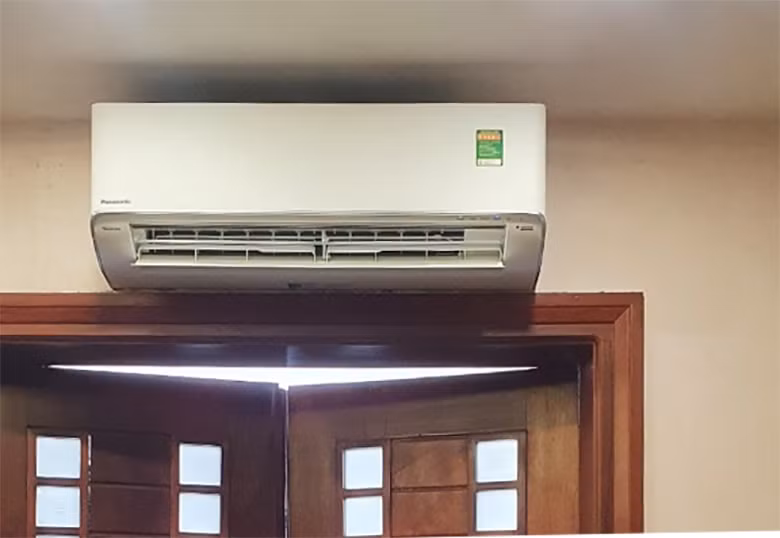 Các kỹ thuật viên cảnh báo rằng việc để quạt chạy liên tục ở chế độ “On” có thể khiến hóa đơn điện tăng thêm từ vài trăm nghìn đến hơn một triệu đồng mỗi tháng, đặc biệt với những gia đình sử dụng điều hòa công suất lớn hoặc mở xuyên đêm trong thời tiết oi bức.