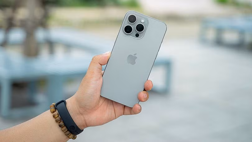 So với thời điểm ra mắt với giá khởi điểm gần 29 triệu đồng, mức giảm hơn 13 triệu đồng giúp iPhone 15 Pro trở thành lựa chọn cực kỳ đáng tiền cho người dùng muốn bước lên dòng Pro mà không phải chi quá nhiều ngân sách, dù khi mua máy cũ vẫn cần kiểm tra kỹ tình trạng pin cũng như lịch sử sửa chữa để tránh rủi ro phát sinh.
