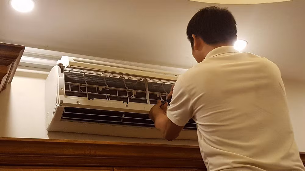 Các chuyên gia cho rằng nếu điều hòa liên tục hỏng hóc và chi phí sửa chữa ngày càng cao, việc đầu tư một thiết bị mới sẽ kinh tế hơn về lâu dài bởi những mẫu điều hòa đời mới thường tiết kiệm điện vượt trội hơn thế hệ cũ.