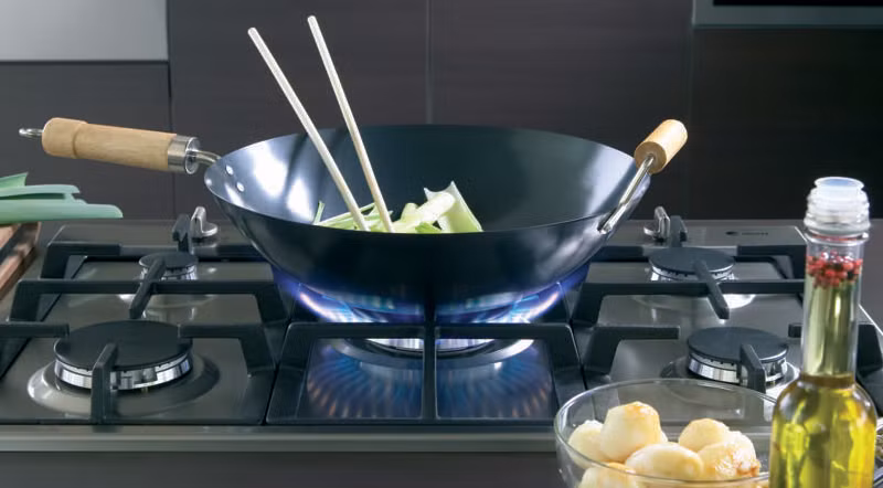 Nhiều đầu bếp và người nội trợ cũng đánh giá cao khả năng tạo lửa lớn của bếp gas, bởi các món chiên, xào, rang hoặc áp chảo thường cần mức nhiệt cao và khả năng thay đổi nhiệt linh hoạt để mang lại hương vị thơm ngon như mong muốn.