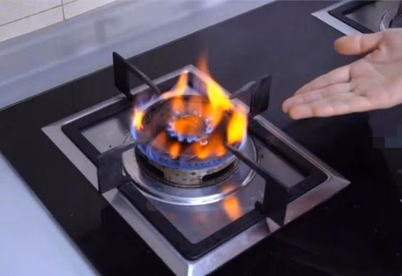 Ngoài vấn đề hiệu suất, yếu tố an toàn cũng là điểm khiến nhiều người cân nhắc khi lựa chọn bếp gas, bởi nguy cơ rò rỉ khí gas hoặc cháy nổ vẫn có thể xảy ra nếu thiết bị xuống cấp, lắp đặt không đúng kỹ thuật hoặc sử dụng thiếu cẩn trọng.