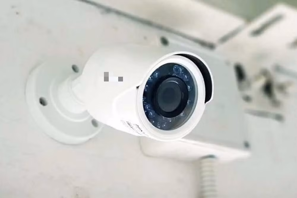 Các chuyên gia cho rằng mặt tối lớn nhất của thị trường camera giá rẻ nằm ở việc người dùng chỉ quan tâm tới tính năng như xoay 360 độ, đàm thoại hai chiều hay AI phát hiện chuyển động mà gần như bỏ qua vấn đề dữ liệu được mã hóa và lưu trữ ra sao.