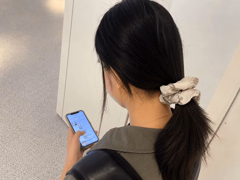 Theo báo cáo The Mobile Economy 2024 của GSMA, đến cuối năm 2023 có khoảng 4,6 tỷ người trên thế giới truy cập Internet thông qua thiết bị di động, tương đương 57% dân số toàn cầu, cho thấy smartphone đã vượt xa vai trò của một công cụ nghe gọi để trở thành "cổng kết nối" với nền kinh tế số và hệ sinh thái dịch vụ trực tuyến.