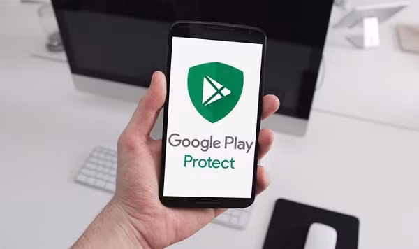 Một trong những “lá chắn” quan trọng nhất là Google Play Protect, dịch vụ bảo mật chạy ngầm có khả năng quét toàn bộ ứng dụng trên thiết bị, bao gồm cả các app cài ngoài Google Play Store để phát hiện mã độc, hành vi bất thường hoặc các quyền truy cập đáng ngờ.
