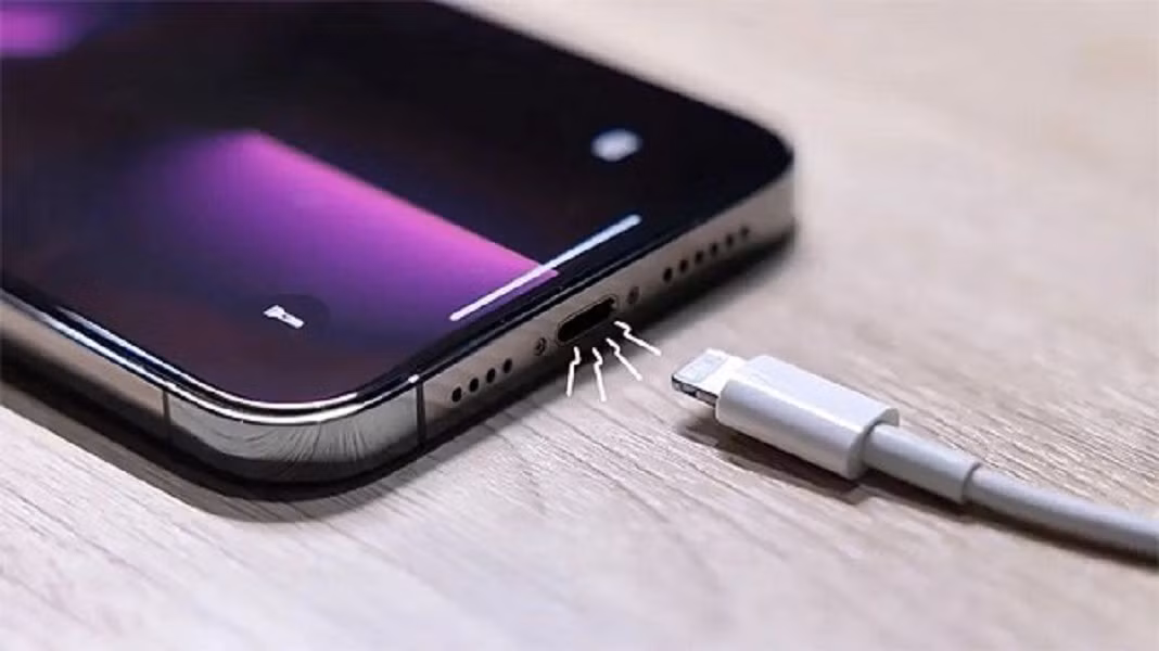 Việc để bụi quá lâu cũng gây ra hiện tượng quá nhiệt, ảnh hưởng nghiêm trọng đến tuổi thọ pin.