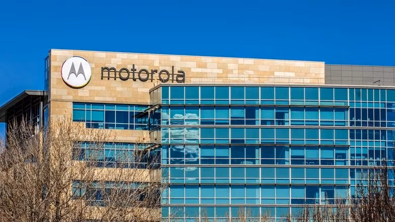 Một cái tên khác khiến nhiều người bất ngờ là Motorola, thương hiệu điện thoại từng gắn liền với thời kỳ hoàng kim của các mẫu máy nắp gập, hiện nay mảng Motorola Mobility đã thuộc sở hữu của Lenovo sau khi được Google bán lại vào năm 2014, dù trụ sở thương hiệu này vẫn đặt tại Mỹ.