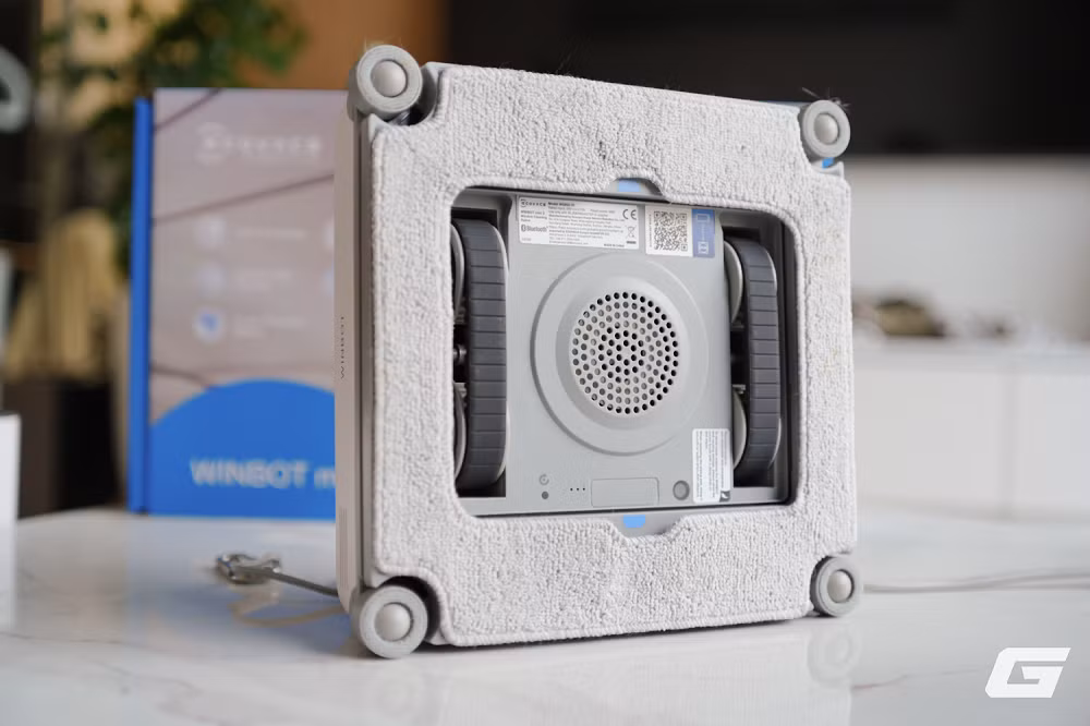 Với mức giá khoảng 7 triệu đồng, Ecovacs Winbot Mini 2 phù hợp cho người dùng muốn giảm đáng kể công sức vệ sinh cửa kính hằng tuần nhờ thiết kế nhỏ gọn, dễ dùng và khả năng lau ổn định, đặc biệt với các căn hộ hiện đại có nhiều vách kính nhỏ hoặc cửa sổ khó lau bằng phương pháp thủ công.(Ảnh: Genk)