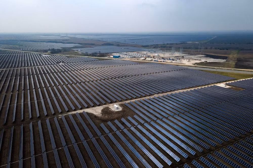 Bên cạnh đó, công nghệ pin mặt trời lai Silicon-Perovskite thế hệ mới cùng các trạm lưu trữ Lithium Iron Phosphate (LFP) mật độ cao đang nâng hiệu suất khai thác năng lượng mặt trời lên mức chưa từng có, đồng thời kéo dài tuổi thọ hệ thống và tăng độ an toàn vận hành.