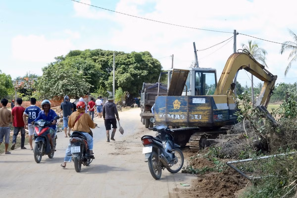 Các lực lượng chức năng khẩn trương khắc phục sau lũ quét.