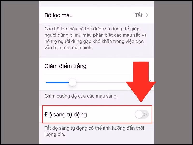 Giảm độ sáng hoặc bật Độ sáng tự động giúp tiết kiệm pin rõ rệt.