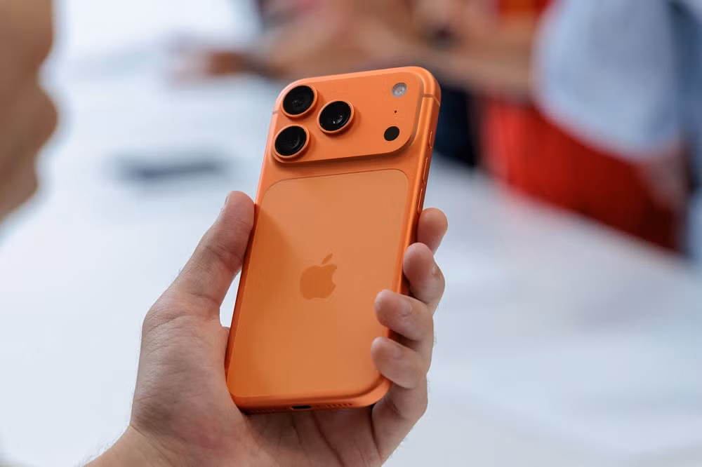 Tuy nhiên, nhiều chuyên gia cho rằng khả năng chiếc iPhone còn hoạt động sau hàng thế kỷ là rất thấp do pin lithium-ion sẽ xuống cấp theo thời gian ngay cả khi không sử dụng, trong khi màn hình, bộ nhớ, vi xử lý và nhiều linh kiện điện tử khác cũng khó tránh khỏi quá trình lão hóa vật liệu sau thời gian quá dài.