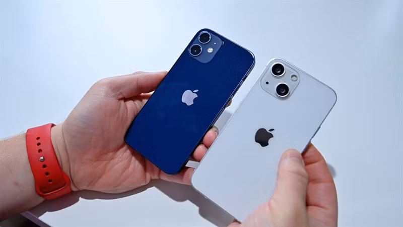 Các mẫu iPhone 12 và iPhone 13 vẫn có giá bán lại cao hơn hẳn so với đối thủ Android.