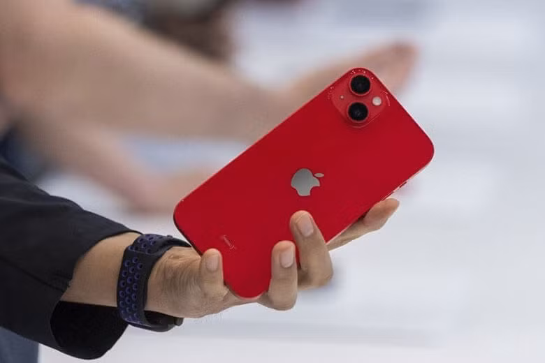 Nhỉnh hơn một chút, iPhone 14 mang đến hiệu năng cải thiện với chip A16 Bionic, đồng thời bổ sung tính năng SOS qua vệ tinh, giúp nâng cao độ an toàn trong các tình huống khẩn cấp.