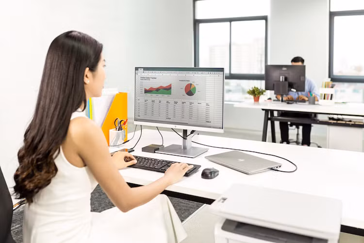 Bên cạnh việc điều chỉnh màn hình, người dùng cũng nên duy trì khoảng cách từ mắt đến màn hình từ 50 đến 70 cm, giữ vai thả lỏng, khuỷu tay tạo góc gần 90 độ và dành vài phút đứng dậy vận động sau mỗi 45 đến 60 phút làm việc liên tục, bởi chỉ những thay đổi nhỏ trong tư thế cũng có thể giúp giảm đáng kể nguy cơ đau cổ, mỏi vai và bảo vệ sức khỏe cột sống về lâu dài.