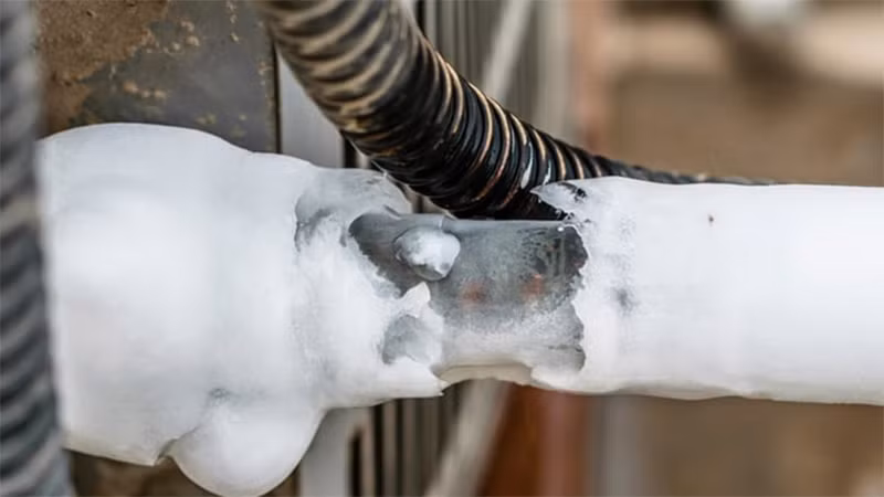 Một dấu hiệu khác đáng chú ý là hiện tượng đóng tuyết trên đường ống đồng nối với cục nóng, đây có thể là biểu hiện của việc thiếu gas nhưng chưa đủ cơ sở để kết luận ngay, bởi nguyên nhân thực sự có thể đến từ rò rỉ đường ống hoặc các lỗi kỹ thuật khác cần được kiểm tra chuyên sâu.