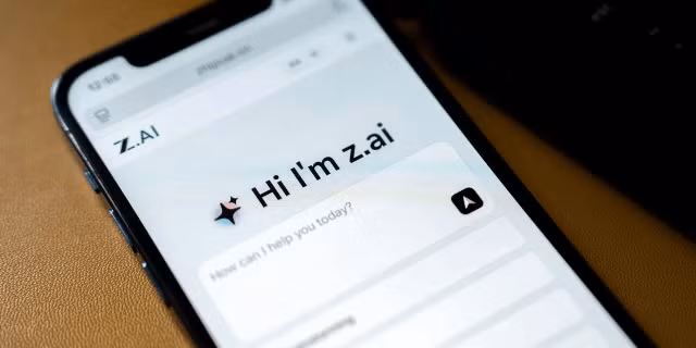 Chỉ ít ngày sau khi hai mô hình AI cao cấp của Anthropic bị hạn chế quyền truy cập tại Mỹ, startup Trung Quốc Z.ai đã nhanh chóng tung ra GLM-5.2 – mô hình trí tuệ nhân tạo mới được đánh giá có năng lực tiệm cận các hệ thống hàng đầu nhưng sở hữu chi phí vận hành thấp hơn đáng kể, khiến nhiều doanh nghiệp và lập trình viên trên thế giới bắt đầu chuyển hướng sang nền tảng này như một lựa chọn thay thế đầy hấp dẫn.