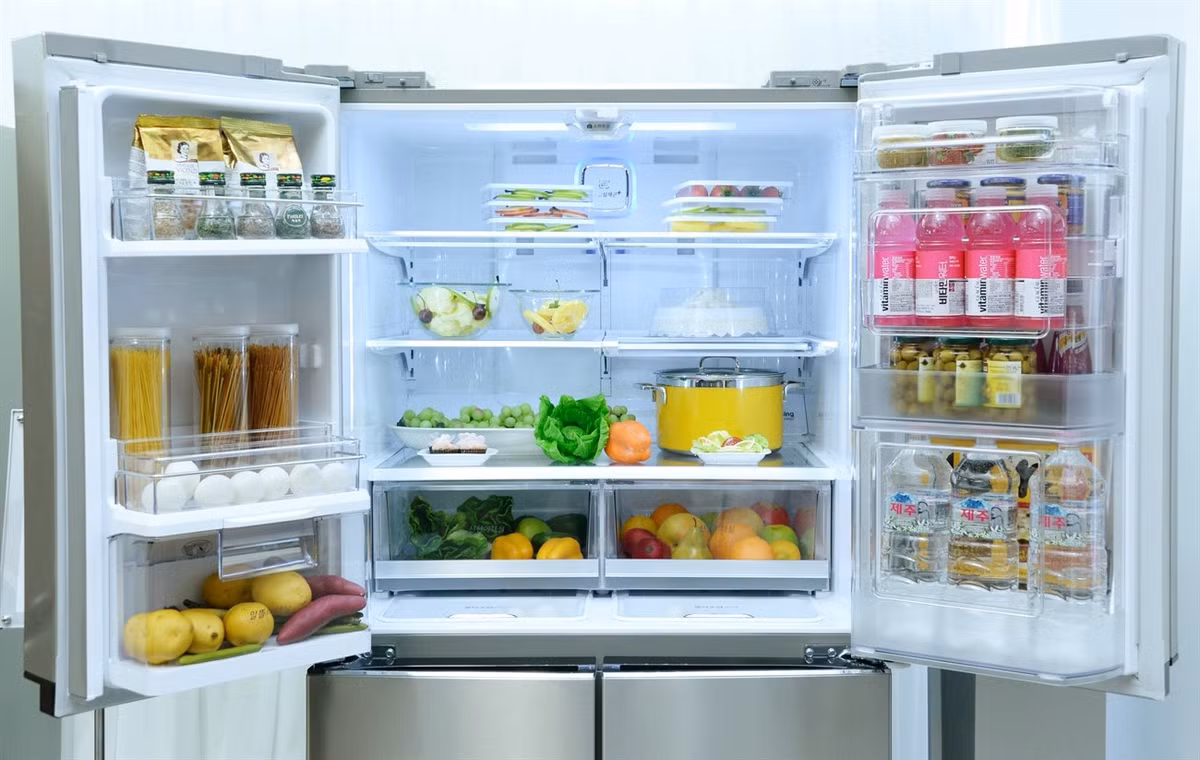 Giữ cho tủ lạnh luôn sạch sẽ không chỉ giúp căn bếp gọn gàng và hạn chế mùi hôi mà còn giúp thực phẩm tươi lâu hơn, giảm lãng phí đồ ăn và bảo vệ sức khỏe của cả gia đình mỗi ngày.
