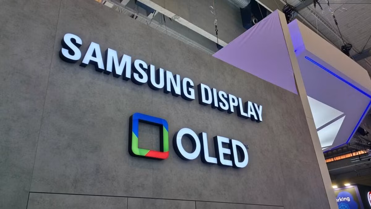 Dù Apple đã tự phát triển nhiều công nghệ cốt lõi như vi xử lý dòng A hay modem kết nối, hãng vẫn phụ thuộc đáng kể vào các đối tác bên ngoài ở mảng màn hình, trong đó Samsung Display nhiều năm qua luôn là nhà cung cấp OLED lớn nhất cho các thế hệ iPhone cao cấp.