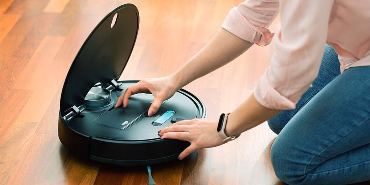Đừng quên làm sạch cảm biến chống rơi và điểm tiếp xúc sạc để robot hoạt động ổn định.