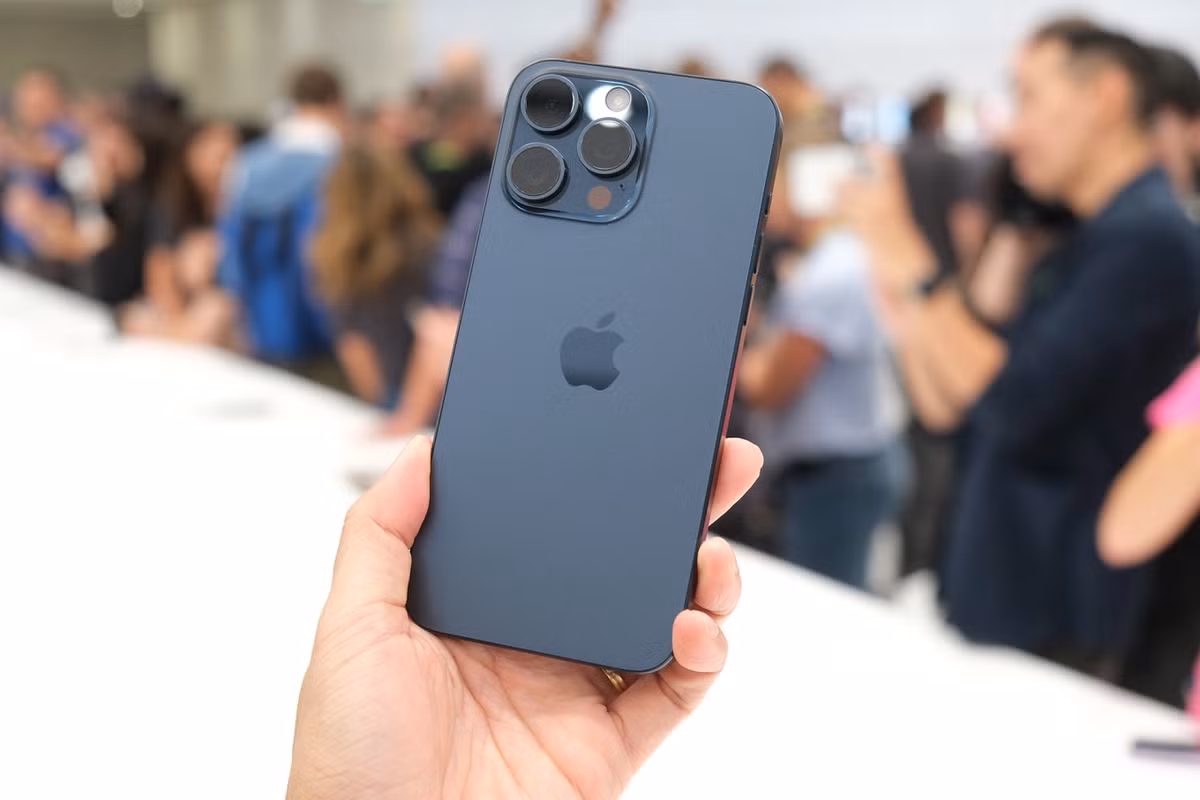 Trong số các sản phẩm đang được săn đón, iPhone 15 Pro Max cũ được nhiều người đánh giá là lựa chọn đáng mua nhất hiện nay nhờ sự cân bằng giữa hiệu năng, camera và độ bền lâu dài, khi sở hữu chip A17 Pro mạnh mẽ, khả năng xử lý mượt mà các tựa game nặng, chỉnh sửa video chuyên nghiệp cùng hệ thống camera 48MP chất lượng cao hỗ trợ chụp ảnh và quay phim ấn tượng trong nhiều điều kiện khác nhau.