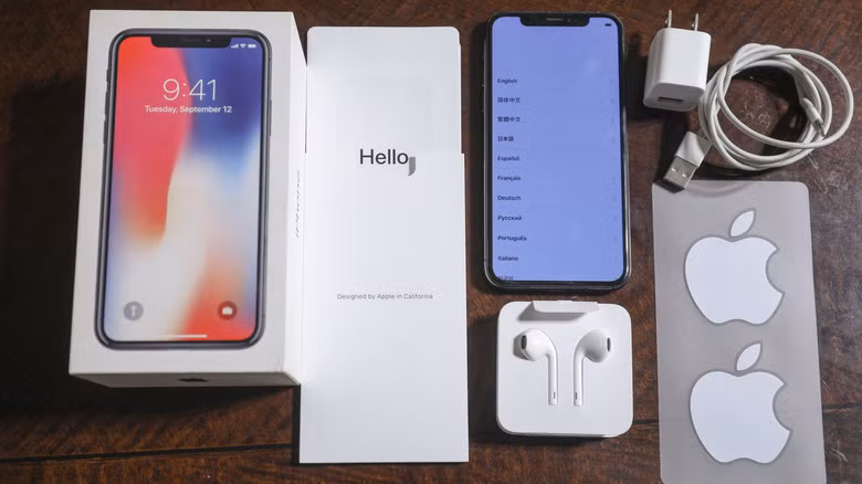 Tuy nhiên từ năm 2024, Apple bắt đầu loại bỏ sticker khỏi hộp sản phẩm nhằm phục vụ chiến lược sử dụng bao bì 100% gốc sợi và cắt giảm tối đa nhựa dùng một lần trong toàn bộ chuỗi cung ứng toàn cầu.