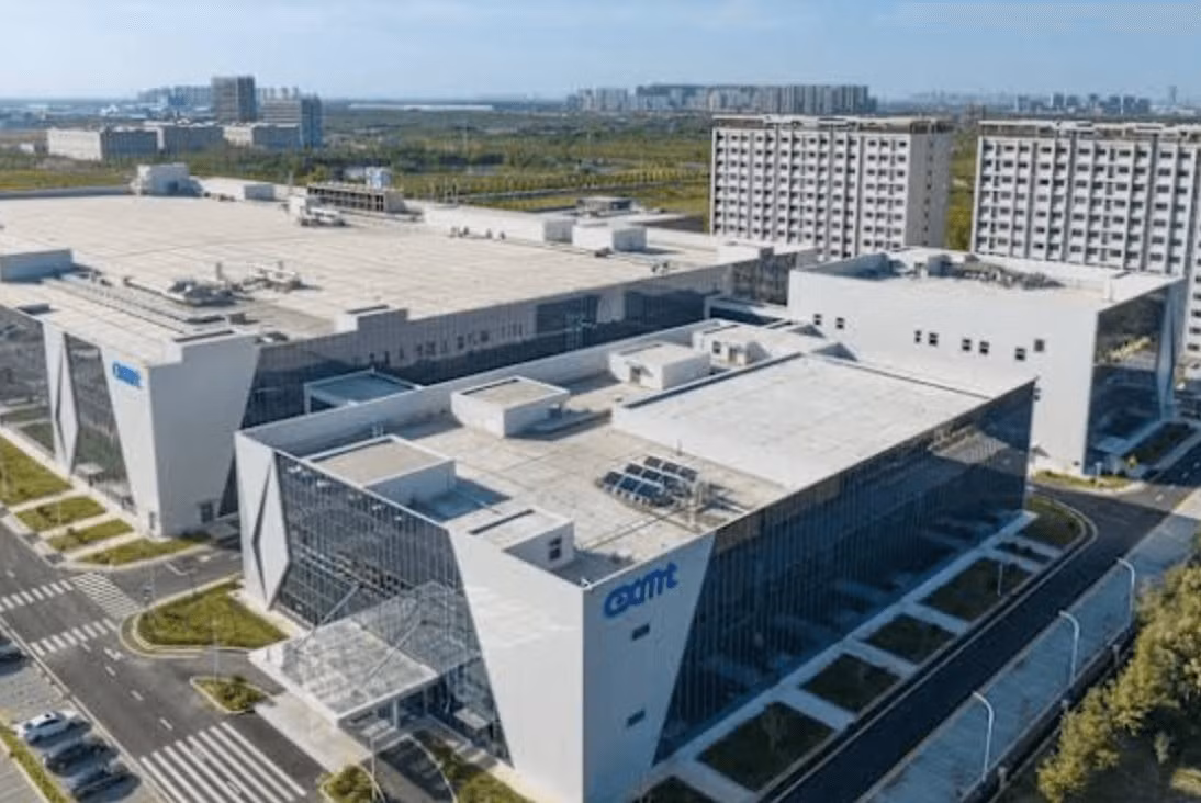 Động lực tăng trưởng của CXMT đến từ nhu cầu chip nhớ DRAM bùng nổ trên toàn cầu, đặc biệt khi AI phát triển mạnh, giúp công ty chuyển từ khoản lỗ lũy kế 37 tỷ Nhân dân tệ trong gần một thập kỷ sang lợi nhuận ròng 33 tỷ Nhân dân tệ chỉ trong quý I năm nay, đồng thời vươn lên vị trí nhà sản xuất DRAM lớn thứ tư thế giới sau Samsung, SK Hynix và Micron.