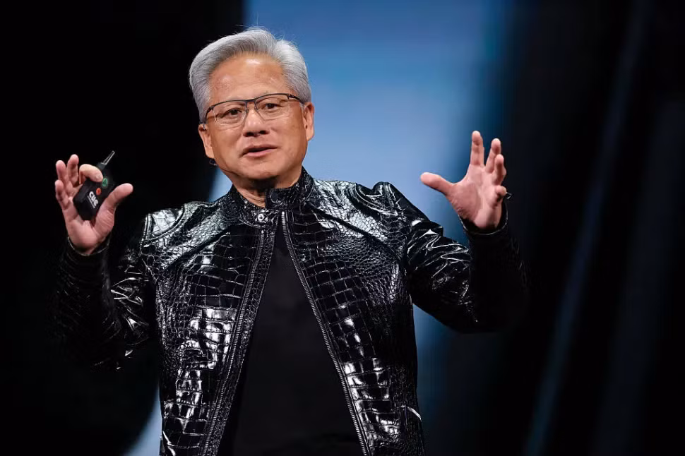 Phát biểu của CEO Jensen Huang tại CES 2026 rằng Nvidia đang "làm mát siêu máy tính bằng nước nóng" đã nhanh chóng trở thành tâm điểm chú ý của ngành công nghệ, nhưng điều bất ngờ là câu nói này lại châm ngòi cho một làn sóng đầu cơ liên quan đến công nghệ tản nhiệt bằng kim cương tại Trung Quốc, dù người đứng đầu Nvidia chỉ đề cập đến hệ thống làm mát chất lỏng 45 độ dành cho nền tảng Vera Rubin NVL72 với công suất tới 2.300W mỗi chip và hoàn toàn không nhắc đến vật liệu kim cương trong bài phát biểu của mình.