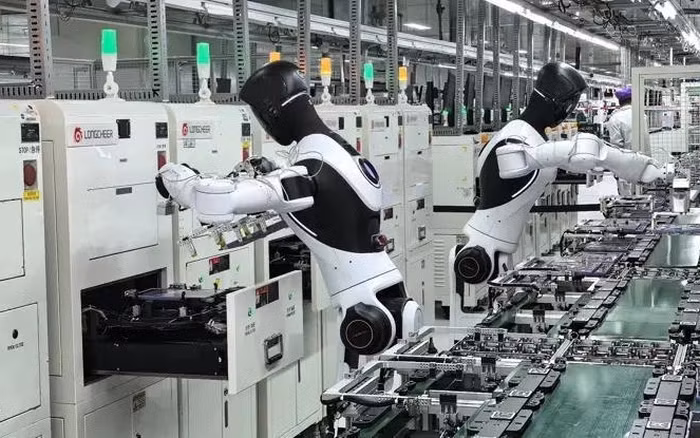 Cụ thể, hai robot Zhiyuan G2 được triển khai tại nhà máy của Longcheer Technology đã hoạt động liên tục suốt 8 giờ, đạt tỷ lệ thành công 100% và hoàn thành tới 310 sản phẩm mỗi giờ.