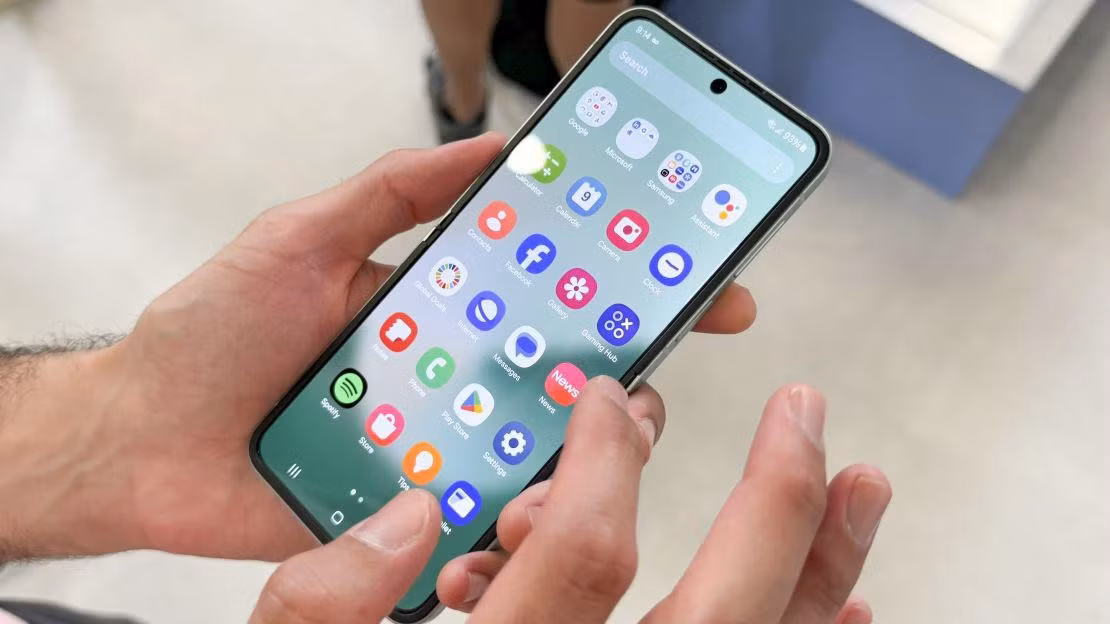 Galaxy Z Flip6 là lựa chọn phong cách với thiết kế gập độc đáo, nhỏ gọn, pin ổn và hỗ trợ cập nhật phần mềm lâu dài. (Ảnh: Người đưa tin)