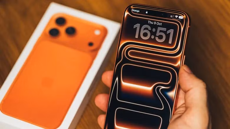 Mỗi khi nhắc đến iPhone, người dùng thường nghĩ ngay đến màn hình OLED sắc nét, công nghệ ProMotion 120Hz hay tính năng Always-On Display, nhưng phía sau những trải nghiệm hiển thị được đánh giá hàng đầu thế giới ấy lại có dấu ấn rất lớn từ Samsung - đối thủ lớn nhất của Apple trên thị trường smartphone.