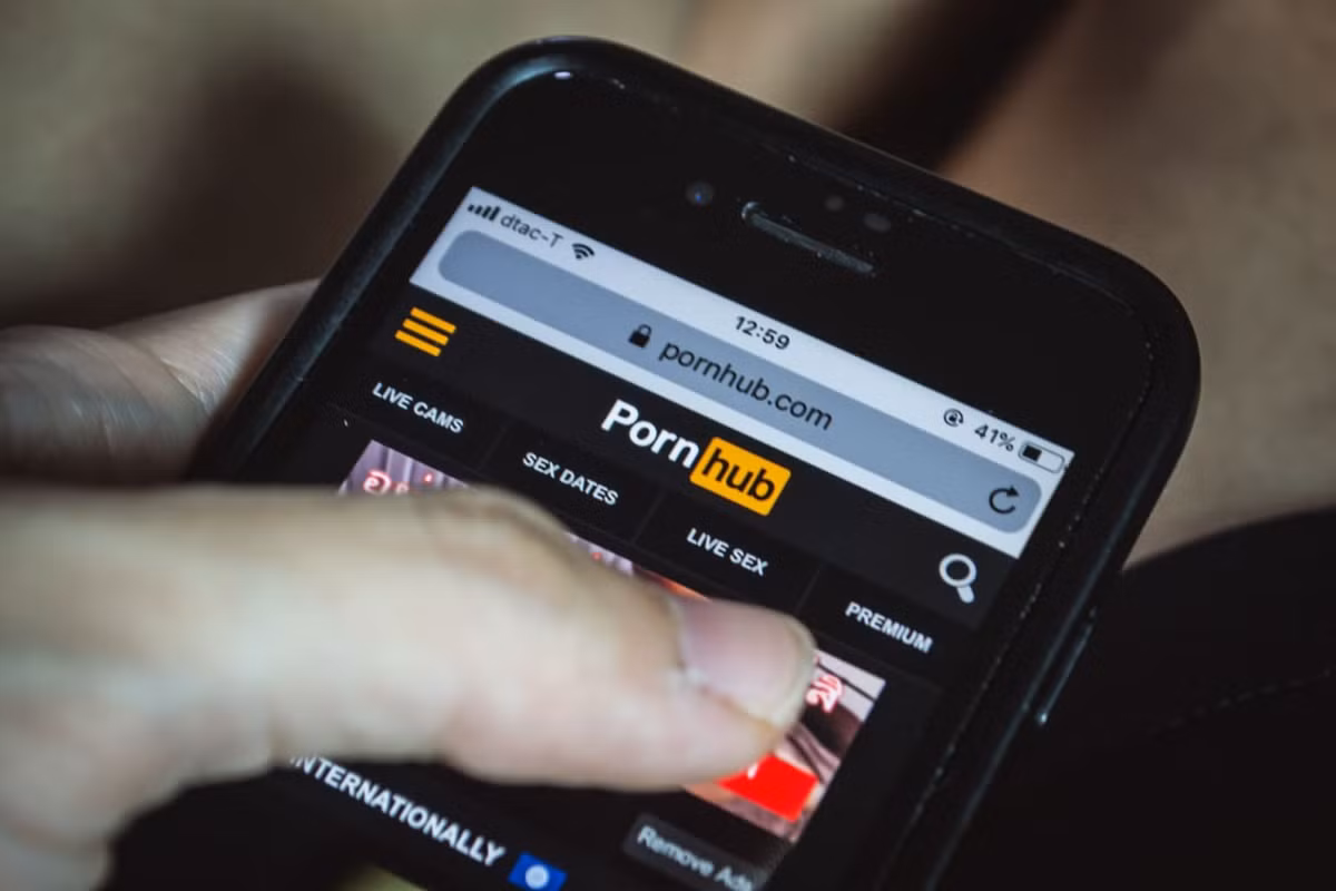 Ngành an ninh mạng đang chấn động trước tối hậu thư của nhóm tin tặc ShinyHunters nhằm vào PornHub, trang web người lớn lớn nhất thế giới.