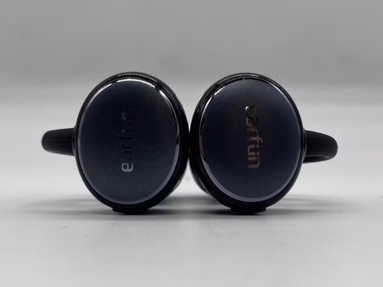 Earfun Clip sở hữu thiết kế open-ear dạng kẹp tai giúp người dùng nghe nhạc mà không cần nhét vào ống tai. (Ảnh: Major HiFi)